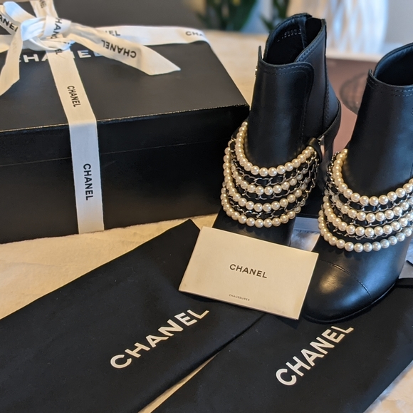 Chanel black chain and pearls boots - Picture 3 of 6